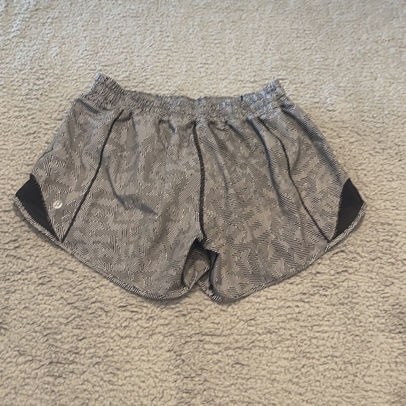 Lululemon Hotty Hot Short II *Long 4"
White Black / Black size 8 - Picture 4 of 6